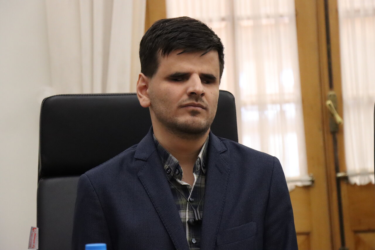 کتابداری که از دریچه نورانی قلبش می‌بیند و خدمت می‌کند