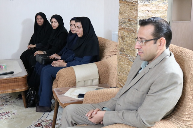 مدیرکل کتابخانه‌های عمومی سمنان به دیدار خانواده جانباز دفاع مقدس رفت