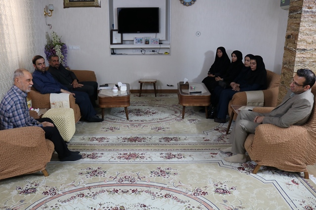 مدیرکل کتابخانههای عمومی سمنان به دیدار خانواده جانباز دفاع مقدس رفت