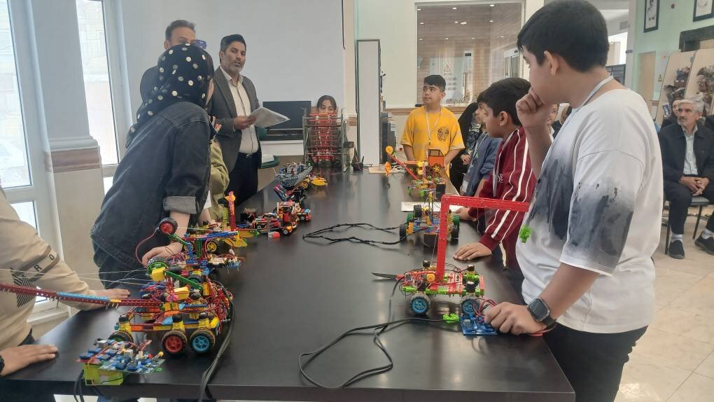 فینال مسابقات رباتیک شهرستانی در کتابخانه عمومی شهید آیت‌الله رئیسی آب‌بر برگزار شد