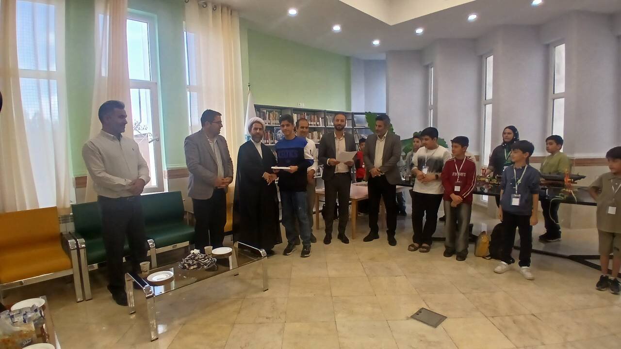 فینال مسابقات رباتیک شهرستانی در کتابخانه عمومی شهید آیتالله رئیسی آببر برگزار شد