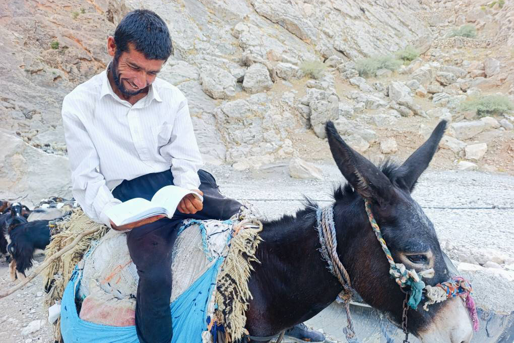 طرح «کوله کتاب عشایر» ایلام، نماد تعهد اجتماعی کتابخانه‌های عمومی استان