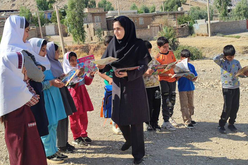 طرح «کوله کتاب عشایر» ایلام، نماد تعهد اجتماعی کتابخانههای عمومی استان