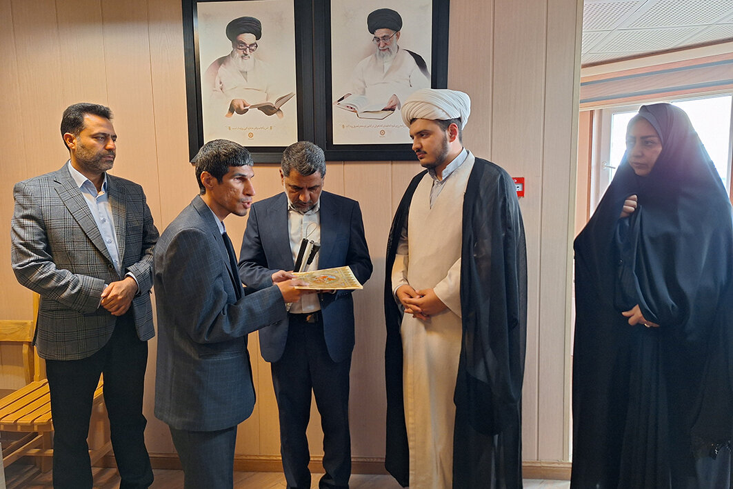 تجلیل از کتابدار بخش نابینایان کتابخانه مرکزی ایلام