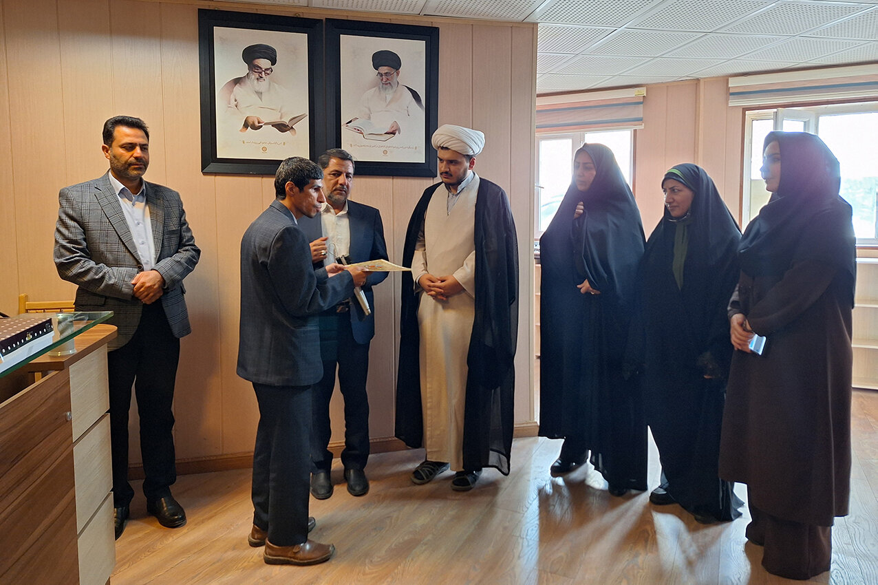 تجلیل از کتابدار بخش نابینایان کتابخانه مرکزی ایلام