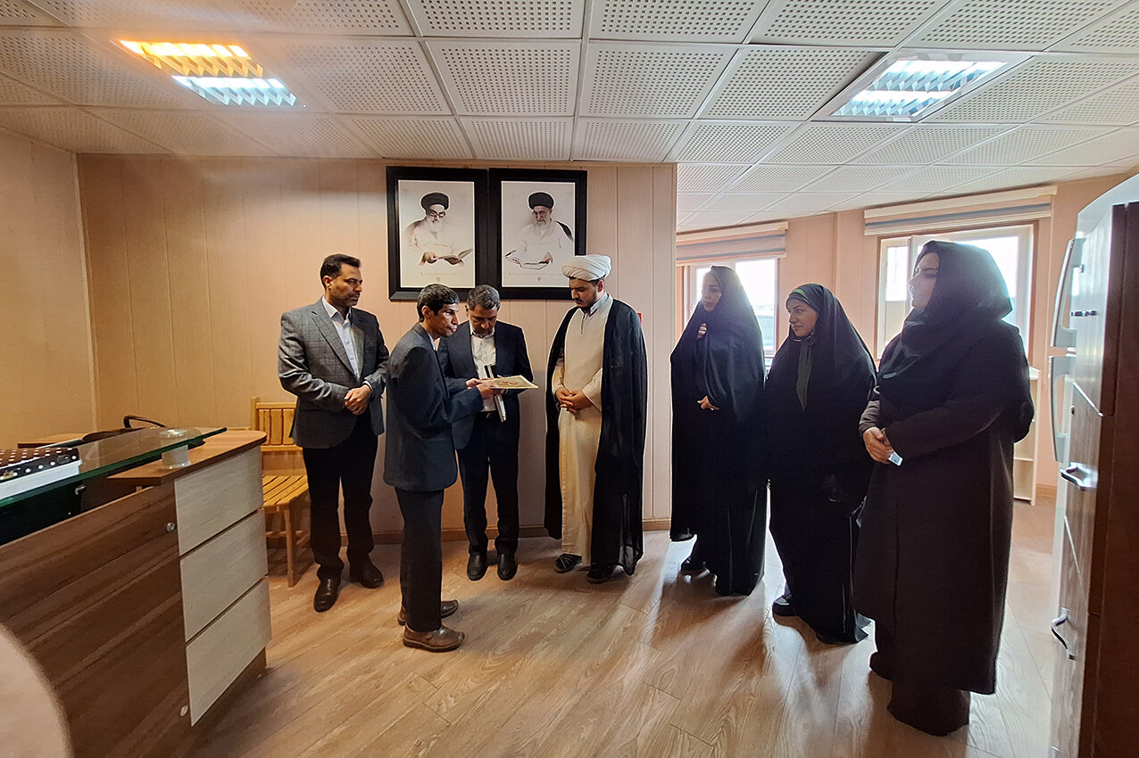 تجلیل از کتابدار بخش نابینایان کتابخانه مرکزی ایلام