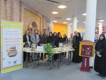 میز اهدا کتاب با همکاری اداره پست