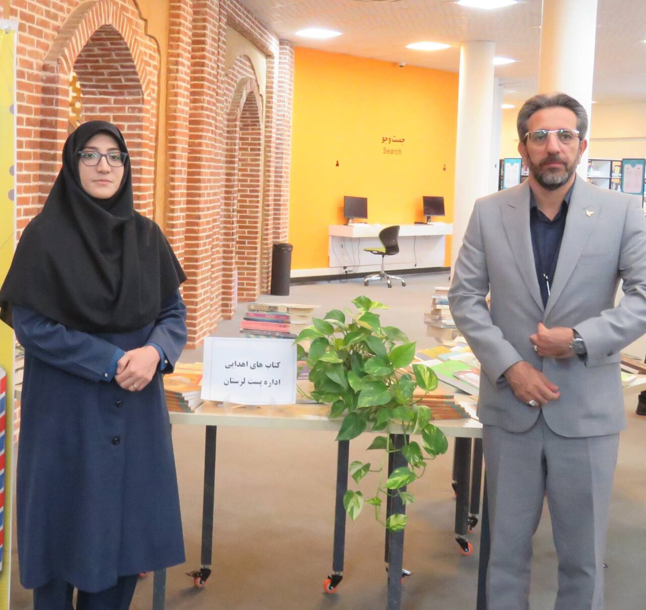 اداره پست استان لرستان ۱۵۰۰ نسخه کتاب به کتابخانههای عمومی استان اهدا کرد