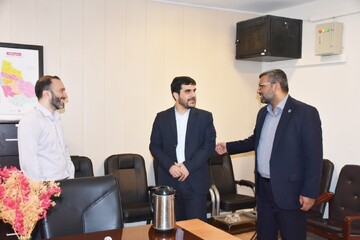 بازدید مشاور دبیرکل و مدیرکل دفتر مرکزی حراست نهاد از اداره‌کل کتابخانه‌های عمومی استان فارس و دیدار با همکاران