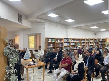 آیین رونمایی از کتاب «واژه نامه‌ها، ضرب المثل‌ها و اصطلاحات رایج مردمان اراک»