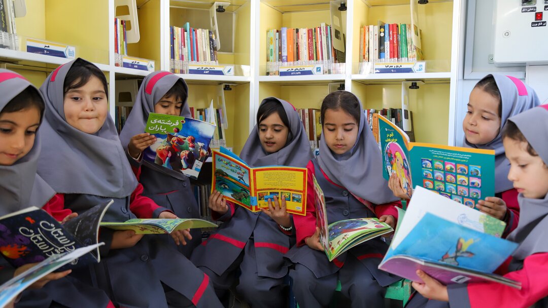 روایت خبرنگار فارس از یک روز همراهی با کتابخانه سیار (کاروان همخوان) قزوین