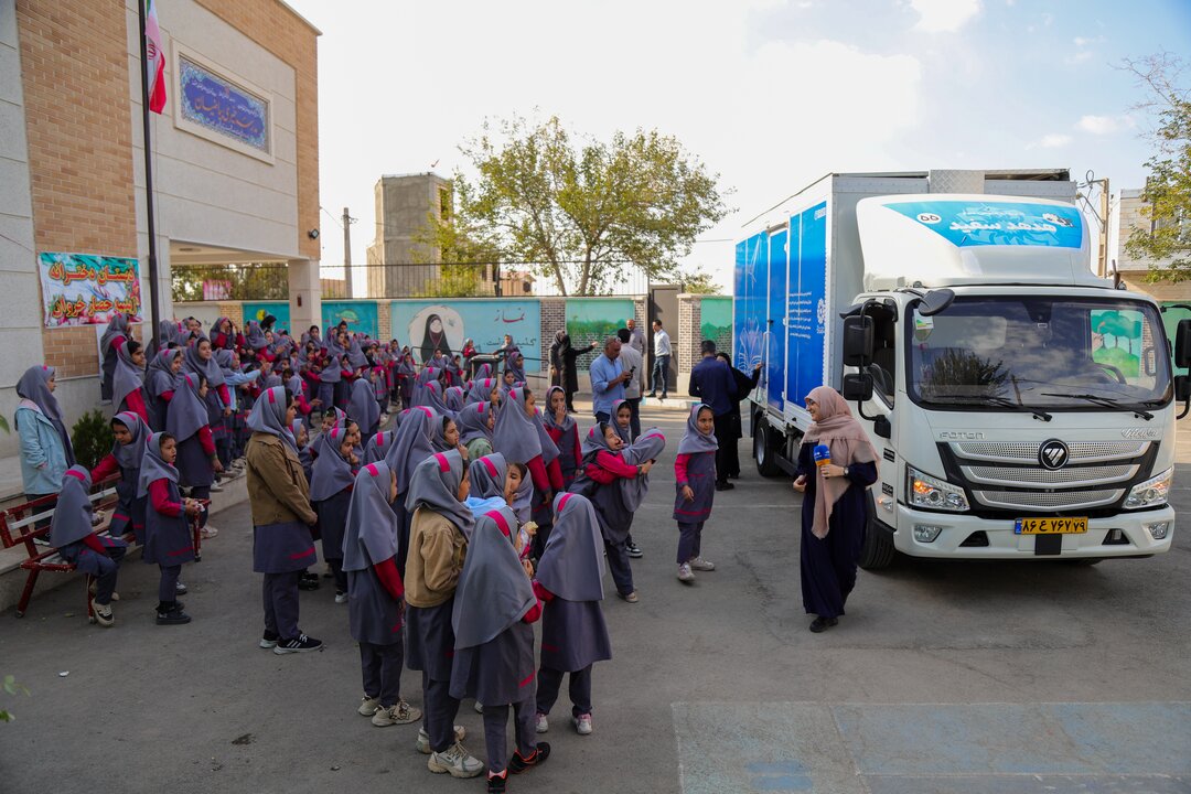 روایت خبرنگار فارس از یک روز همراهی با کتابخانه سیار (کاروان همخوان) قزوین