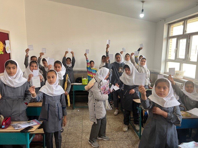 حضور کاروان جهادی کتابخوانی در مدارس مناطق حاشیهای میاندوآب