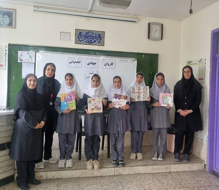 حضور کاروان جهادی کتابخوانی در مدارس مناطق حاشیه‌ای میاندوآب