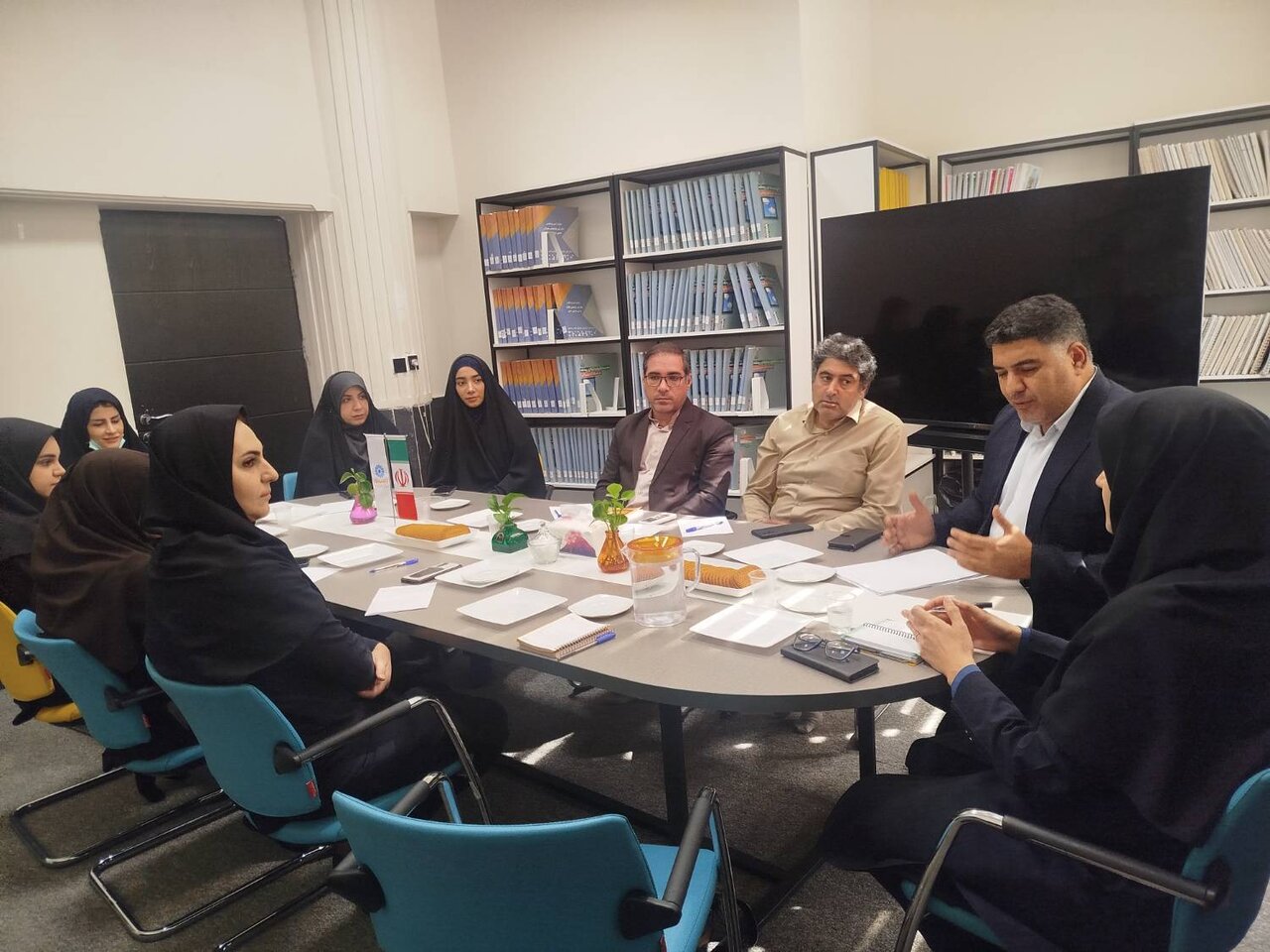 گفت‌وگوی چهره‌به‌چهره الهام برنا با کتابداران کتابخانه مرکزی خرم‌آباد