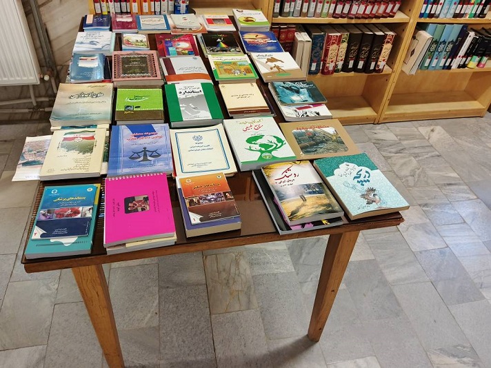 اهدای ۹۷ نسخه کتاب به کتابخانه عمومی امام خمینی (ره) مریوان