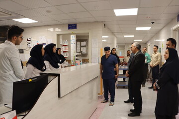 دیدار مدیرکل کتابخانه های عمومی یزد با رئیس و پرستاران بیمارستان سوانح سوختگی