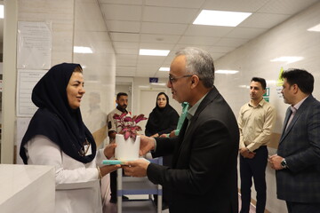 دیدار مدیرکل کتابخانه های عمومی یزد با رئیس و پرستاران بیمارستان سوانح سوختگی