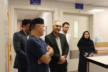 دیدار مدیرکل کتابخانه های عمومی یزد با رئیس و پرستاران بیمارستان سوانح سوختگی