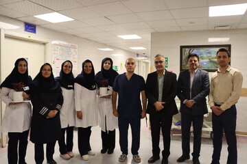 دیدار مدیرکل کتابخانه های عمومی یزد با رئیس و پرستاران بیمارستان سوانح سوختگی