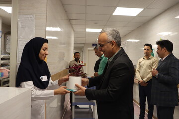 دیدار مدیرکل کتابخانه های عمومی یزد با رئیس و پرستاران بیمارستان سوانح سوختگی