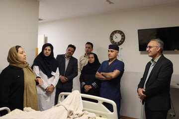 دیدار مدیرکل کتابخانه های عمومی یزد با رئیس و پرستاران بیمارستان سوانح سوختگی