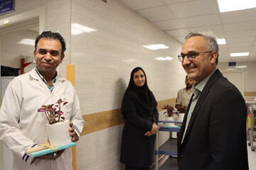 دیدار مدیرکل کتابخانه های عمومی یزد با رئیس و پرستاران بیمارستان سوانح سوختگی