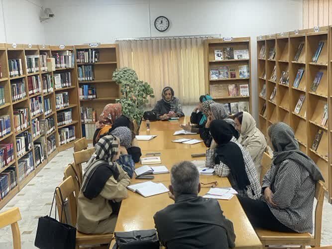 آبان به رنگ آگاهی و دانایی در کتابخانه‌های عمومی استان مرکزی