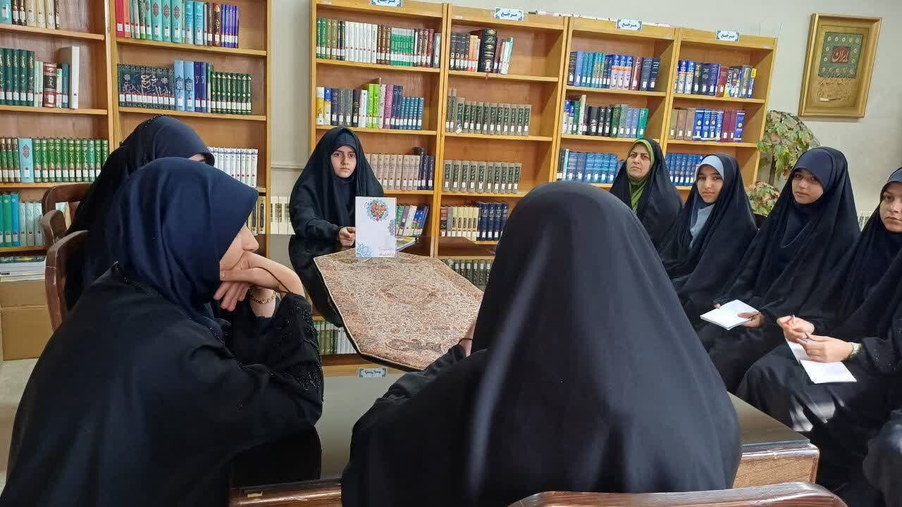 آبان به رنگ آگاهی و دانایی در کتابخانه‌های عمومی استان مرکزی