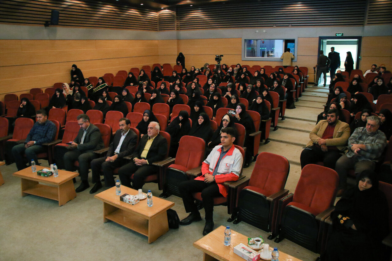 نشست نقد و بررسی کتاب «و اینگونه است زینب سلام‌الله‌ علیها» برگزار شد