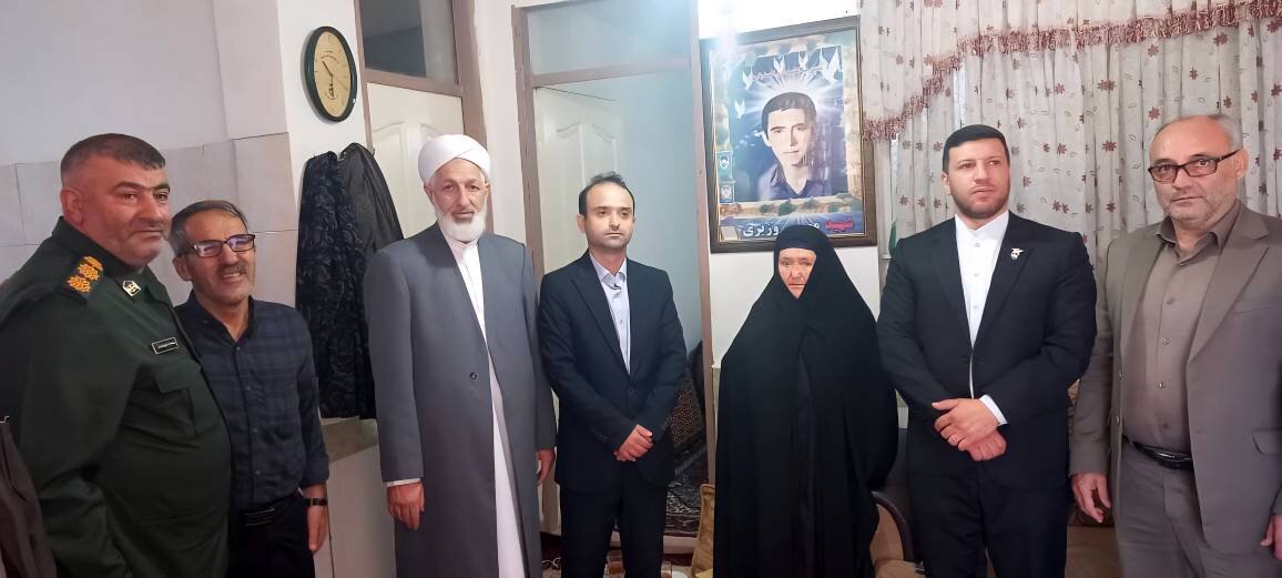 دیدار مدیرکل کتابخانه‌های عمومی گلستان با خانواده شهید موسی وزیری