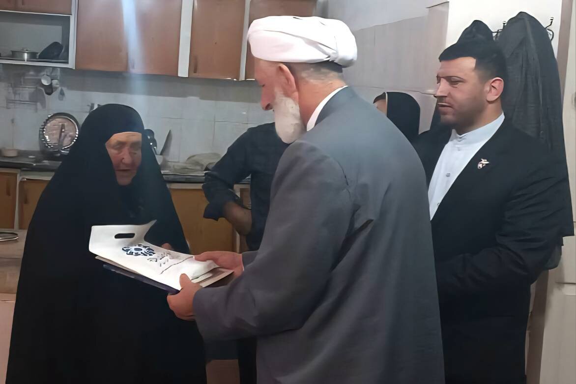 دیدار مدیرکل کتابخانههای عمومی گلستان با خانواده شهید موسی وزیری