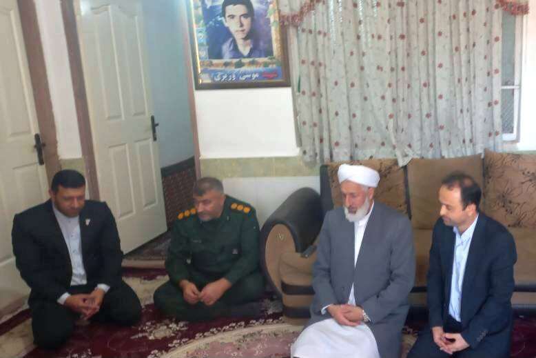 دیدار مدیرکل کتابخانه‌های عمومی گلستان با خانواده شهید موسی وزیری