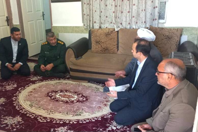 دیدار مدیرکل کتابخانه‌های عمومی گلستان با خانواده شهید موسی وزیری