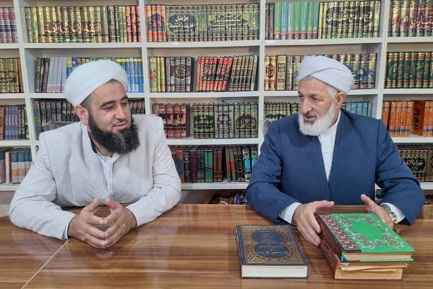تجلیل از امامجمعه اهلسنت بندرترکمن بهعنوان مروج کتاب و کتابخوانی