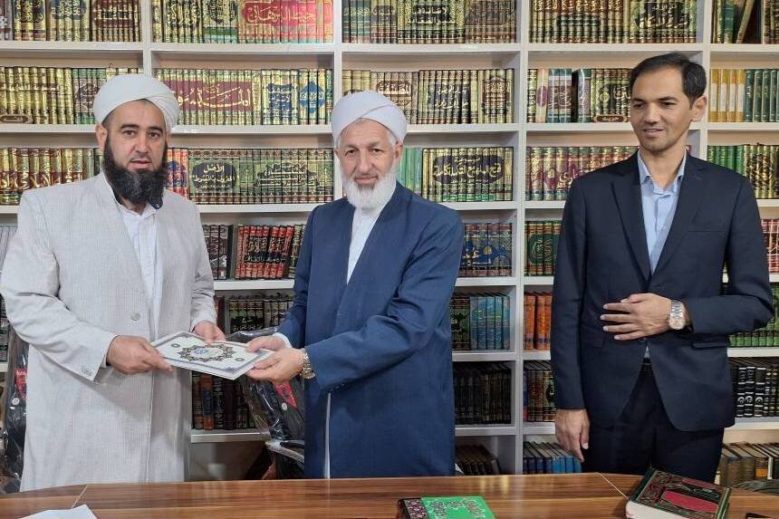 تجلیل از امامجمعه اهلسنت بندرترکمن بهعنوان مروج کتاب و کتابخوانی