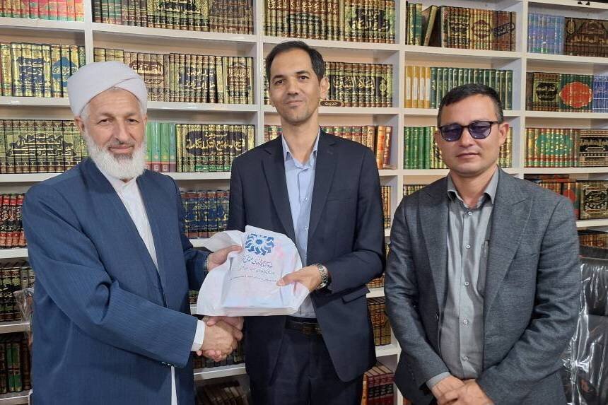 تجلیل از امامجمعه اهلسنت بندرترکمن بهعنوان مروج کتاب و کتابخوانی