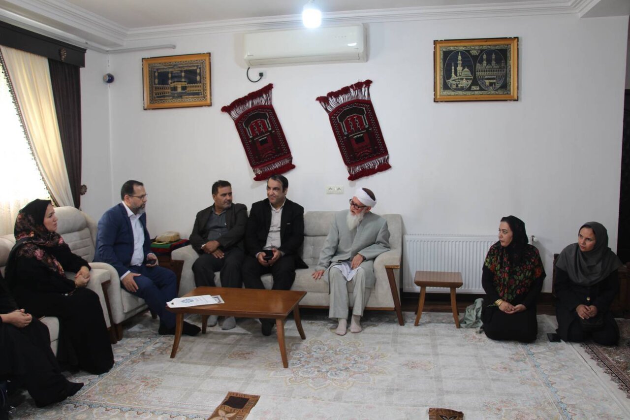 دیدار مدیرکل کتابخانههای عمومی گلستان با خانواده شهید عبدالرحمن آذری