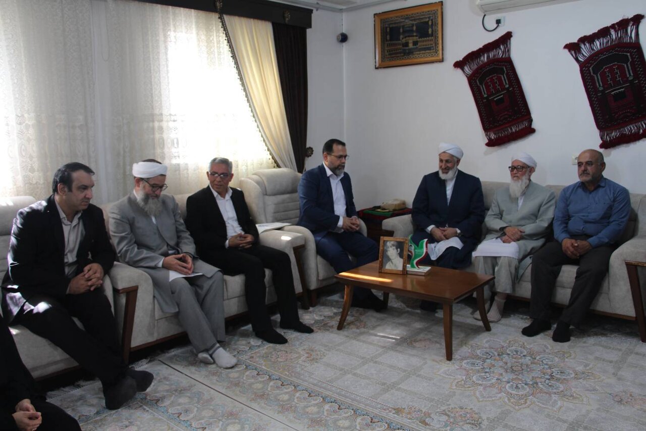 دیدار مدیرکل کتابخانه‌های عمومی گلستان با خانواده شهید عبدالرحمن آذری