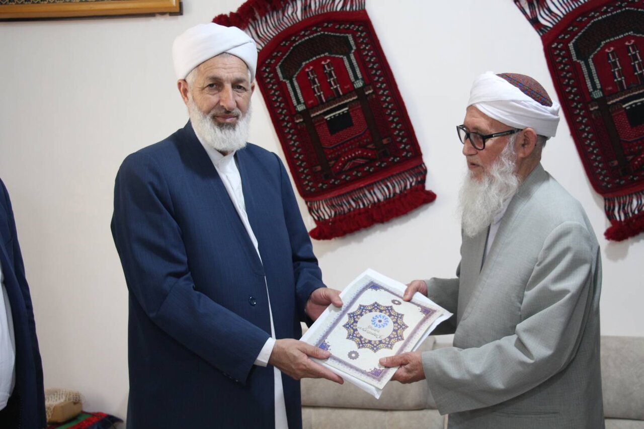 دیدار مدیرکل کتابخانههای عمومی گلستان با خانواده شهید عبدالرحمن آذری