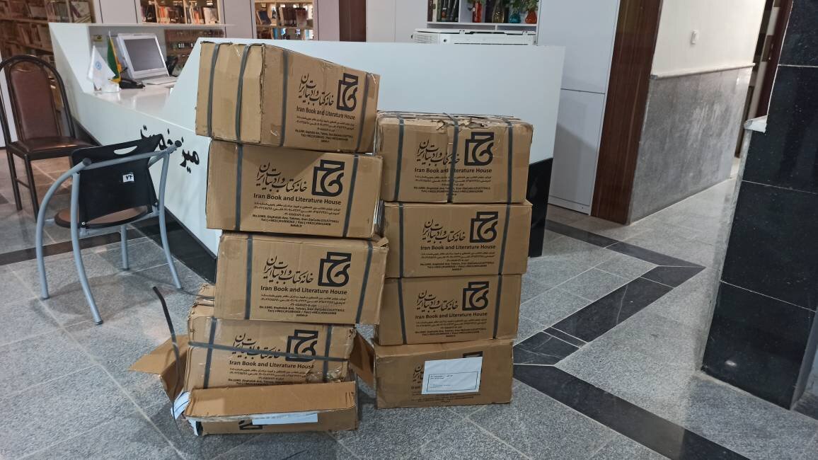 بیش از ۵۰۰ نسخه کتاب به کتابخانههای عمومی اسفراین اهدا شد