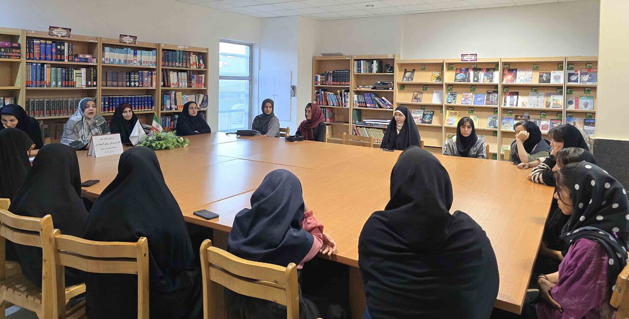 نشست «در میان کتاب‌ها، کنار نوجوانان موفق» در کتابخانه شهید بهشتی آشخانه برگزار شد