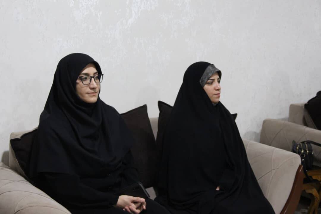 دیدار رئیس و اعضای شورای فرهنگ عمومی استان با خانواده شهدای جنگ تحمیلی ۱۲ روزه لرستان