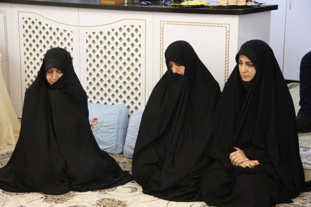 دیدار رئیس و اعضای شورای فرهنگ عمومی استان با خانواده شهدای جنگ تحمیلی ۱۲ روزه لرستان