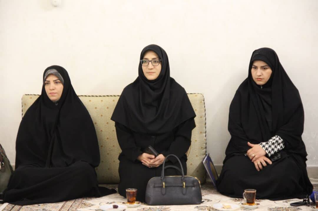 دیدار رئیس و اعضای شورای فرهنگ عمومی استان با خانواده شهدای جنگ تحمیلی ۱۲ روزه لرستان