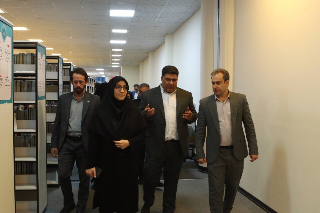 جمعی از مسئولان استان لرستان از کتابخانه مرکزی خرم‌آباد بازدید کردند