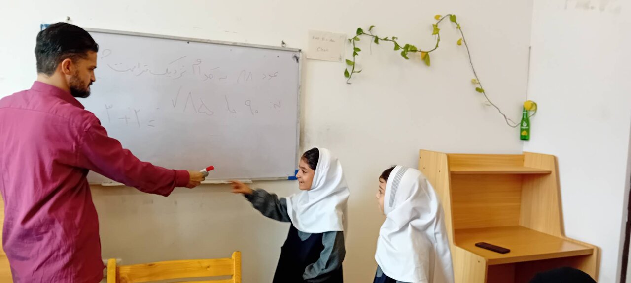 کلاسهای روزانه آموزش رایگان در کتابخانه عمومی مولانا جلالالدین بلخی ارکان برگزار میشود