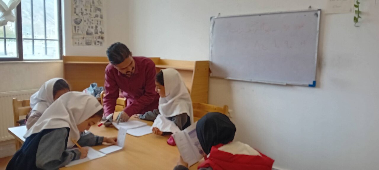 کلاس‌های روزانه آموزش رایگان در کتابخانه عمومی مولانا جلال‌الدین بلخی ارکان برگزار می‌شود