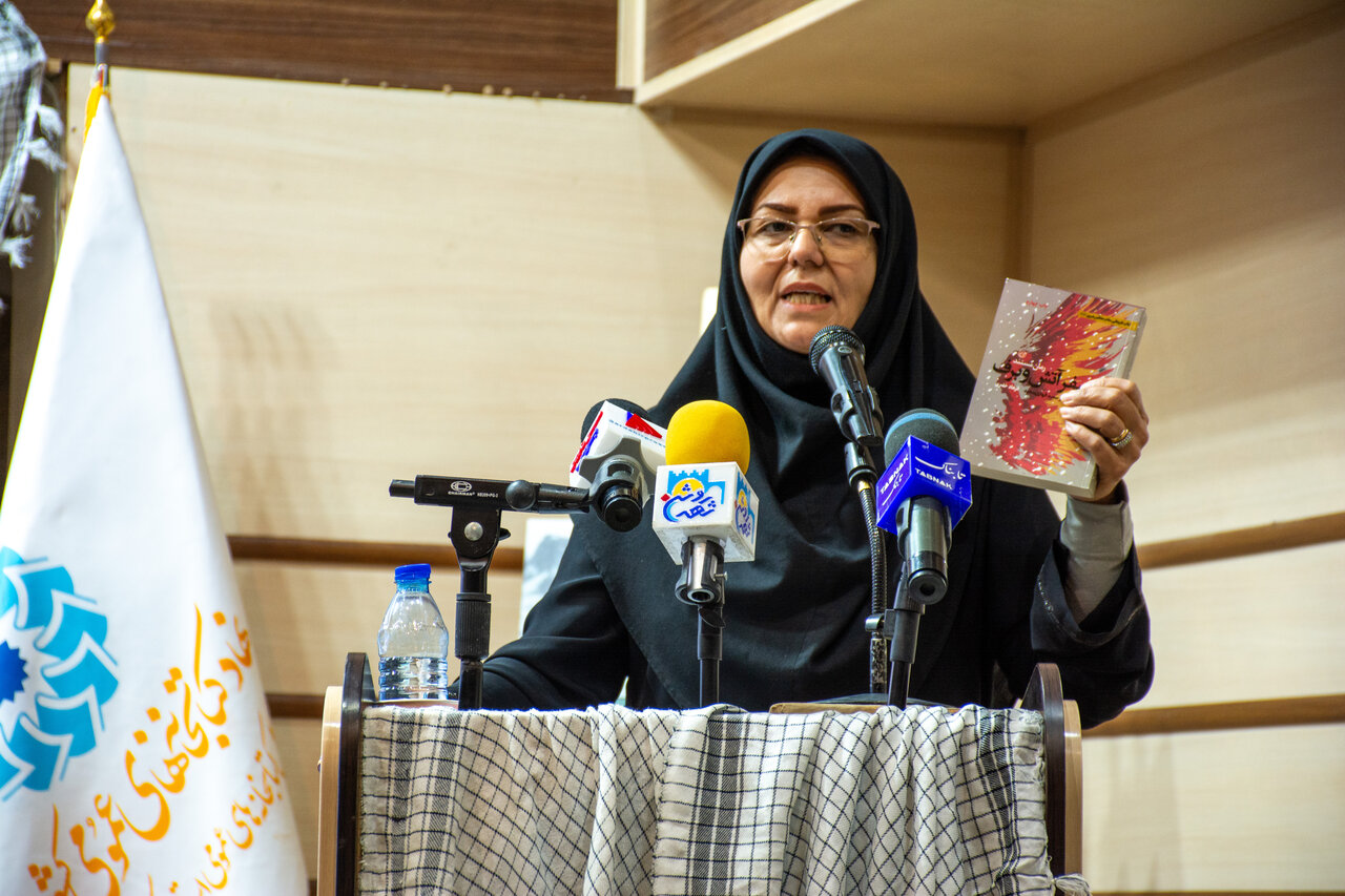 نشست معرفی و بررسی کتاب «همسفر آتش و برف» در کتابخانه عمومی امیرکبیر کرمانشاه