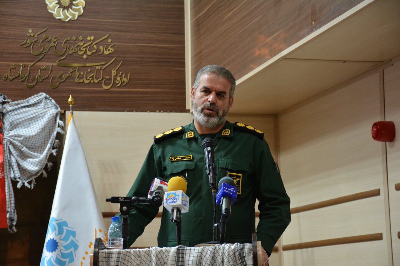 نشست معرفی و بررسی کتاب «همسفر آتش و برف» در کتابخانه عمومی امیرکبیر کرمانشاه